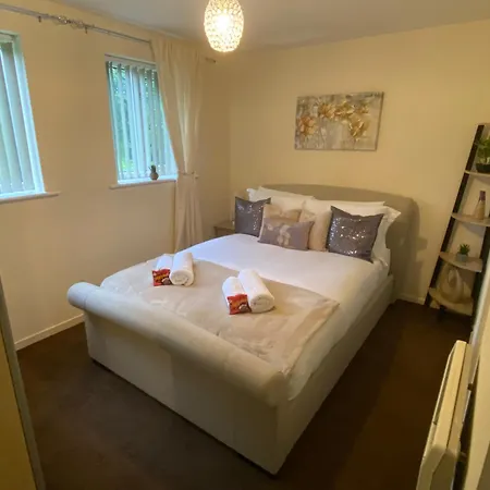 Lovely 2 Dbl Bed Near Heaton Park And North Hospital With Parking