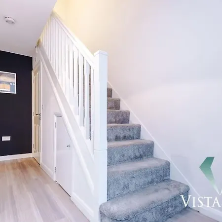 Semesterbostad 3bdr House By Vista Short Lets & Serviced With Pool Table And Driveway Parking