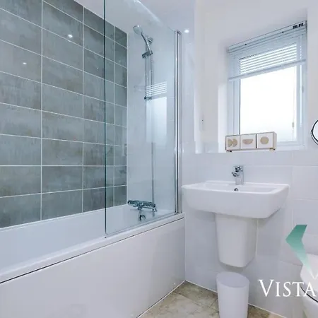 Semesterbostad 3bdr House By Vista Short Lets & Serviced With Pool Table And Driveway Parking Manchester