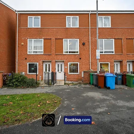 Cosy 4-bed House, Garden, Free Parking & Wifi Appartamento