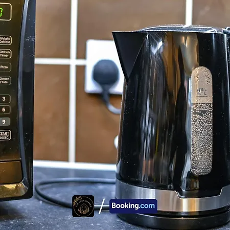 Cosy 4-bed House, Garden, Free Parking & Wifi *