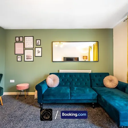 Cosy 4-bed House, Garden, Free Parking & Wifi Appartamento Manchester