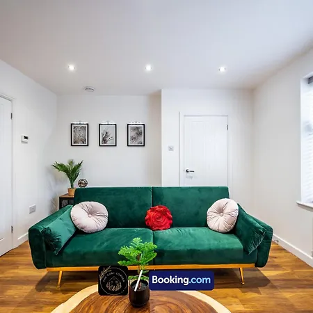 Cosy 3-bed House, Garden & Free Parking In Stretford