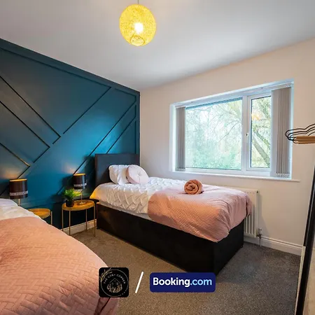 Cosy 3-bed House, Garden & Free Parking In Stretford Apartamento