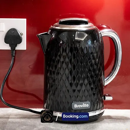 Cosy 3-bed House, Garden & Free Parking In Stretford *