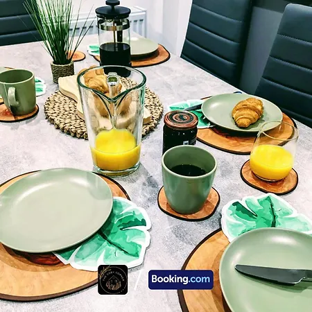 Cosy Corner: 4-bedroom Serviced House With Free Parking