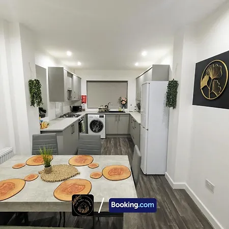 Cosy Corner: 4-bedroom Serviced House With Free Parking Apartment Manchester