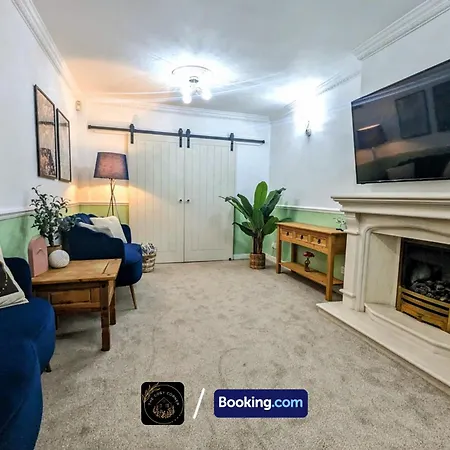 Cosy Corner: 4-bedroom Serviced House With Free Parking Apartment