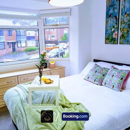 Cosy Corner: 4-bedroom Serviced House With Free Parking