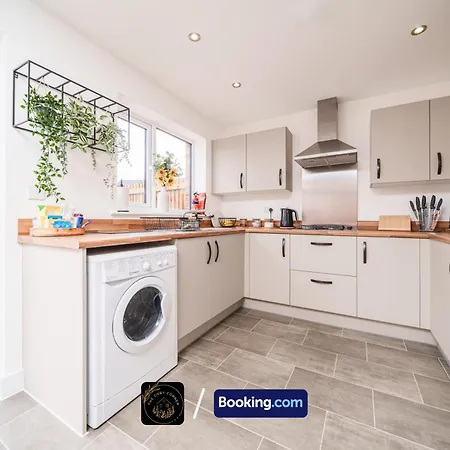 3-bed House, Free Parking & Wifi Apartament *