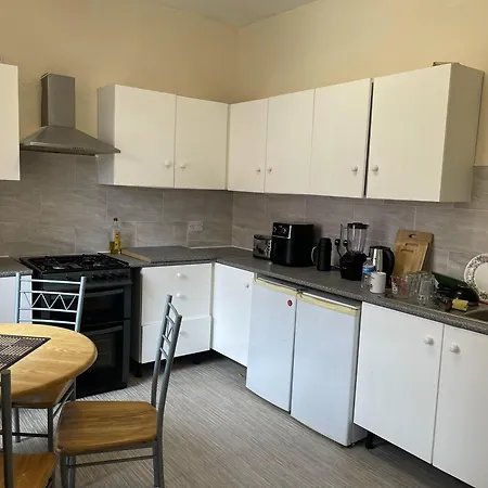 2-bed - Sleeps 4 - Street Parking - Wifi Апартаменты