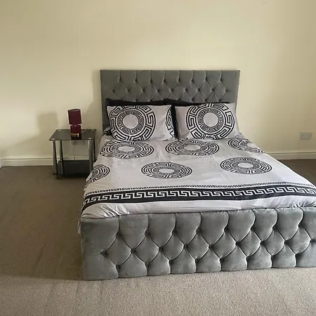 2-bed - Sleeps 4 - Street Parking - Wifi * Манчестер