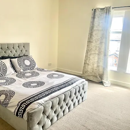 شقة Stylish 1-bed - Sleeps 4 - Parking - Wifi مانشستر
