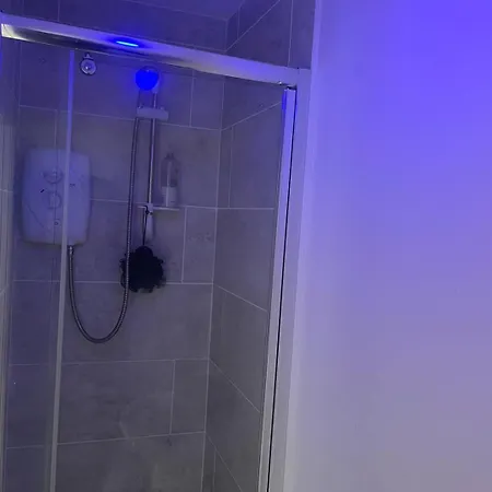 Stylish 1-bed - Sleeps 4 - Parking - Wifi شقة
