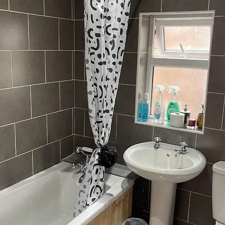 Stylish 1-bed - Sleeps 4 - Parking - Wifi شقة