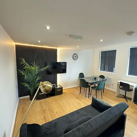 Sophisticated & Stylish Flats Near Airport Apartmán *
