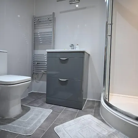 Spacious Studio Near Christie Hospital *