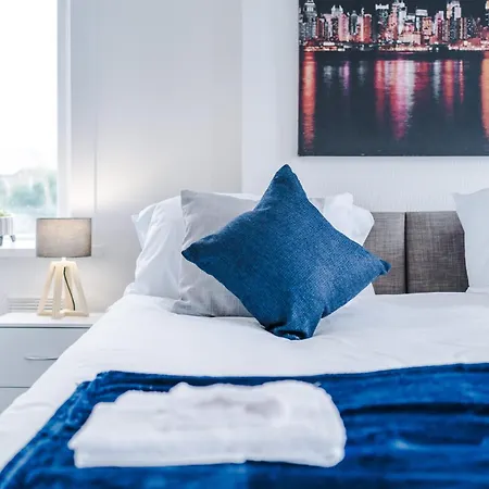 Salford Oasis Short Term Let - Walking Distance From Hospital - Free Parking