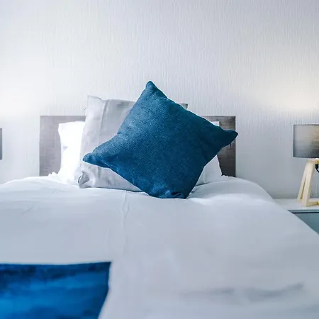 Salford Oasis Short Term Let - Walking Distance From Hospital - Free Parking