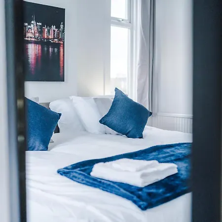 Salford Oasis Short Term Let - Walking Distance From Hospital - Free Parking * Manchester
