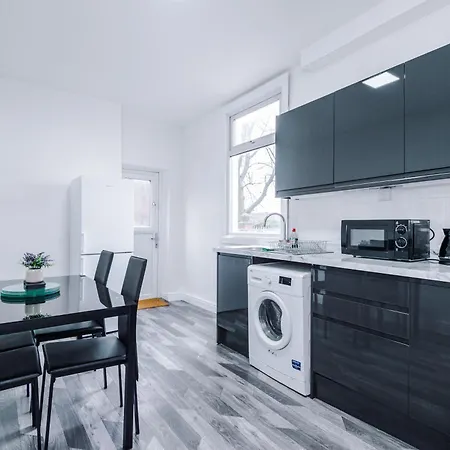 Salford Oasis Short Term Let - Walking Distance From Hospital - Free Parking *