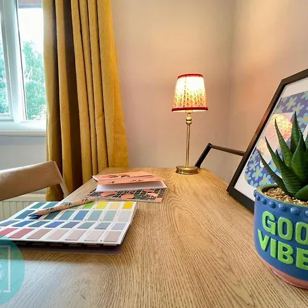 Apartment Chic 2br Swinton Gem For Families & Couples Trafford Centre Nearby *