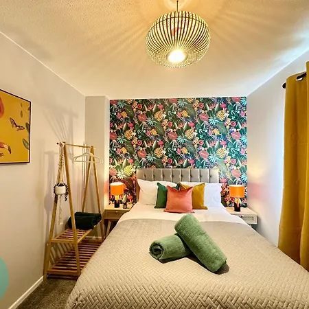 Chic 2br Swinton Gem For Families & Couples Trafford Centre Nearby