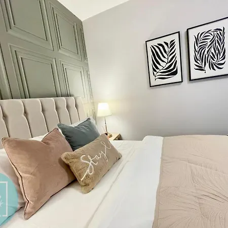 Chic 2br Swinton Gem For Families & Couples Trafford Centre Nearby *