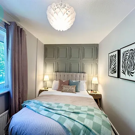 Chic 2br Swinton Gem For Families & Couples Trafford Centre Nearby *