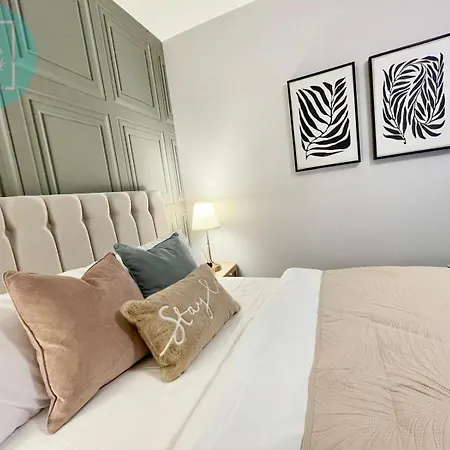 Apartment Chic 2br Swinton Gem For Families & Couples Trafford Centre Nearby Manchester