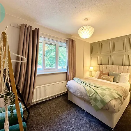 Chic 2br Swinton Gem For Families & Couples Trafford Centre Nearby