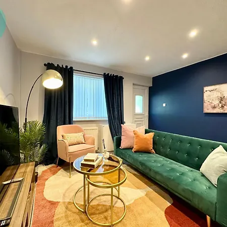 Chic 2br Swinton Gem For Families & Couples Trafford Centre Nearby *