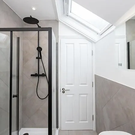 Stunning Luxury Spacious - 5 Bedrooms - Rest & Recharge In בית נופש *