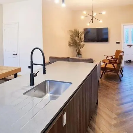 בית נופש Stunning Luxury Spacious - 5 Bedrooms - Rest & Recharge In