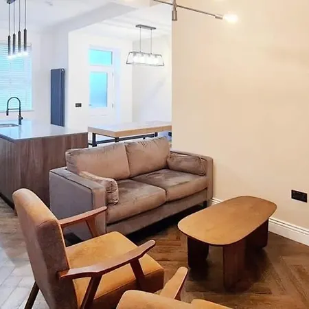 Stunning Luxury Spacious - 5 Bedrooms - Rest & Recharge In בית נופש *