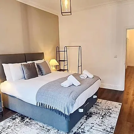 Stunning Luxury Spacious - 5 Bedrooms - Rest & Recharge In Manchester