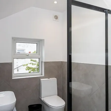 Stunning Luxury Spacious - 5 Bedrooms - Rest & Recharge In בית נופש *