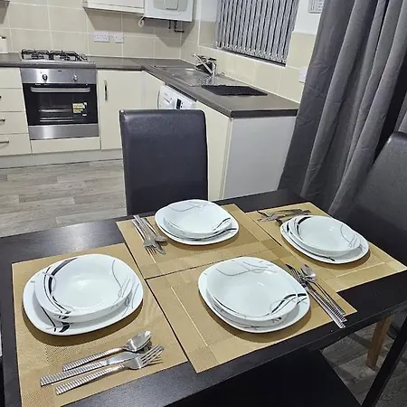 New Luxury 3 Bedroom House Next To Coop Stadium & Man Stadium * Manchester
