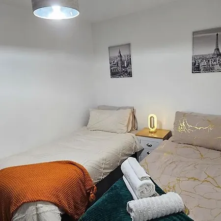 New Luxury 3 Bedroom House Next To Coop Stadium & Man Stadium Holiday home *