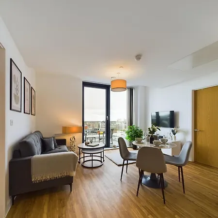 New! 2 Bedroom Flat In Waters By With Us, Perfect For Families, Couples & Groups, Free Private Parking! Apartment
