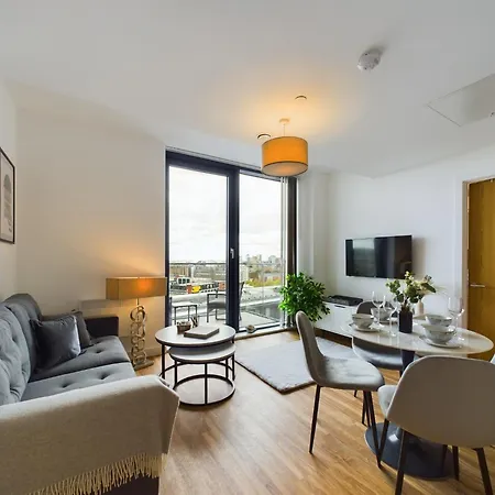 Apartment New! 2 Bedroom Flat In Waters By With Us, Perfect For Families, Couples & Groups, Free Private Parking!