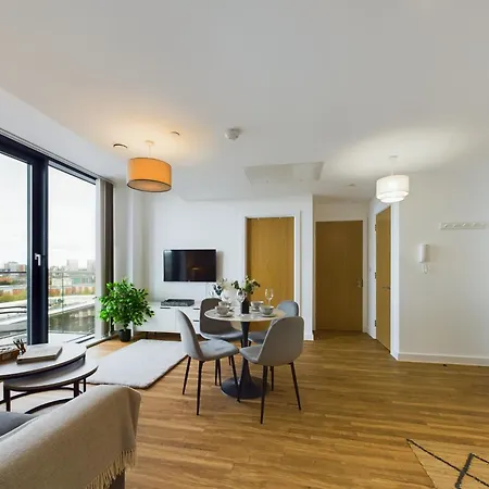 Apartment New! 2 Bedroom Flat In Waters By With Us, Perfect For Families, Couples & Groups, Free Private Parking! Manchester