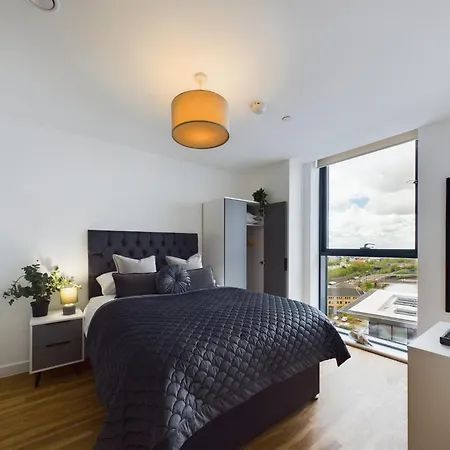 New! 2 Bedroom Flat In Waters By With Us, Perfect For Families, Couples & Groups, Free Private Parking! Apartment Manchester
