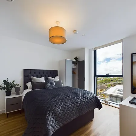 New! 2 Bedroom Flat In Waters By With Us, Perfect For Families, Couples & Groups, Free Private Parking! Apartment Manchester