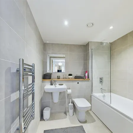Apartment New! 2 Bedroom Flat In Waters By With Us, Perfect For Families, Couples & Groups, Free Private Parking! Manchester