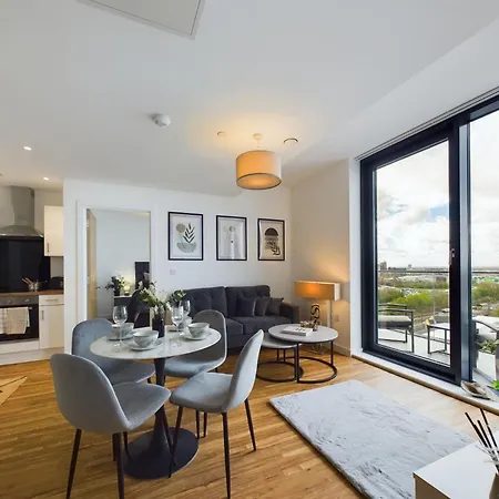 New! 2 Bedroom Flat In Waters By With Us, Perfect For Families, Couples & Groups, Free Private Parking! * Manchester