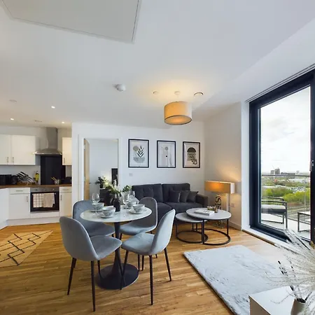 New! 2 Bedroom Flat In Waters By With Us, Perfect For Families, Couples & Groups, Free Private Parking! Apartment *