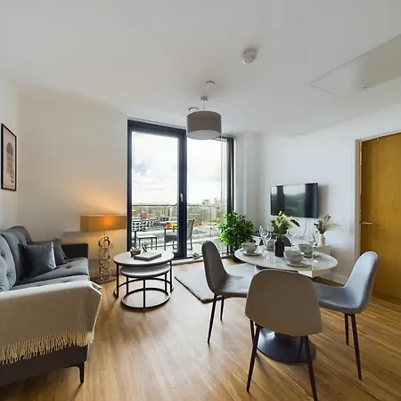 New! 2 Bedroom Flat In Waters By With Us, Perfect For Families, Couples & Groups, Free Private Parking! Manchester