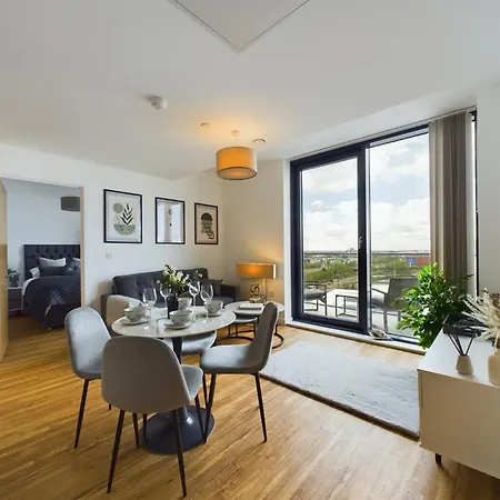 New! 2 Bedroom Flat In Waters By With Us, Perfect For Families, Couples & Groups, Free Private Parking! Apartment Manchester