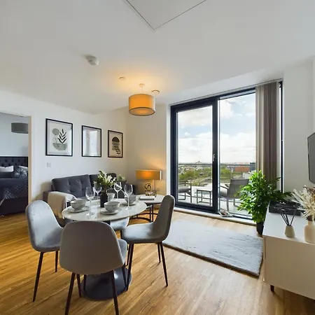 New! 2 Bedroom Flat In Waters By With Us, Perfect For Families, Couples & Groups, Free Private Parking! شقة مانشستر